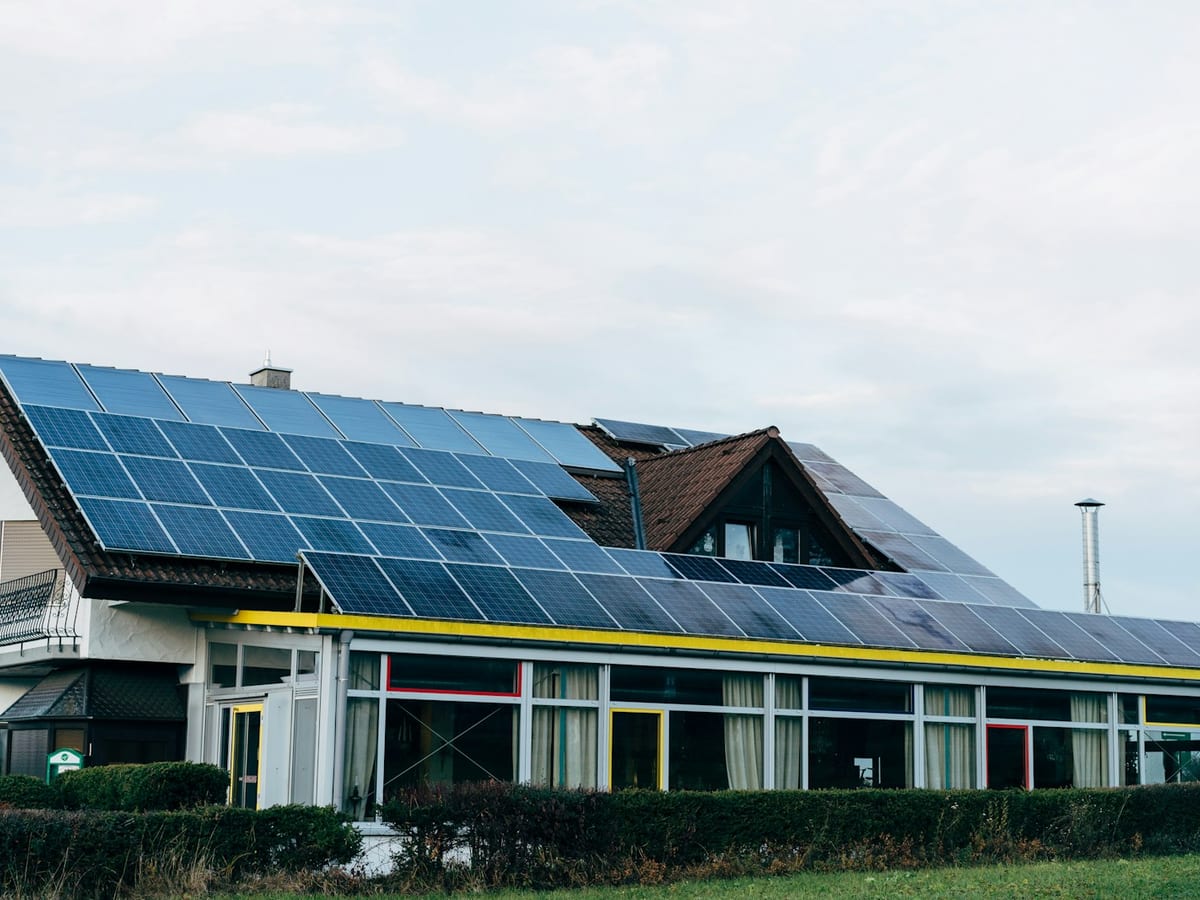 Saulės elektrinė ant pastato stogo